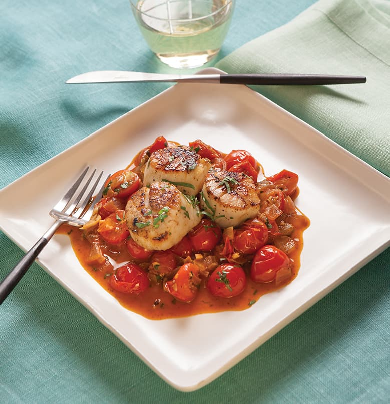 Conchas doradas con tomates cerezos asados