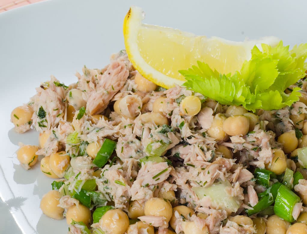Ensalada de atún con garbanzos