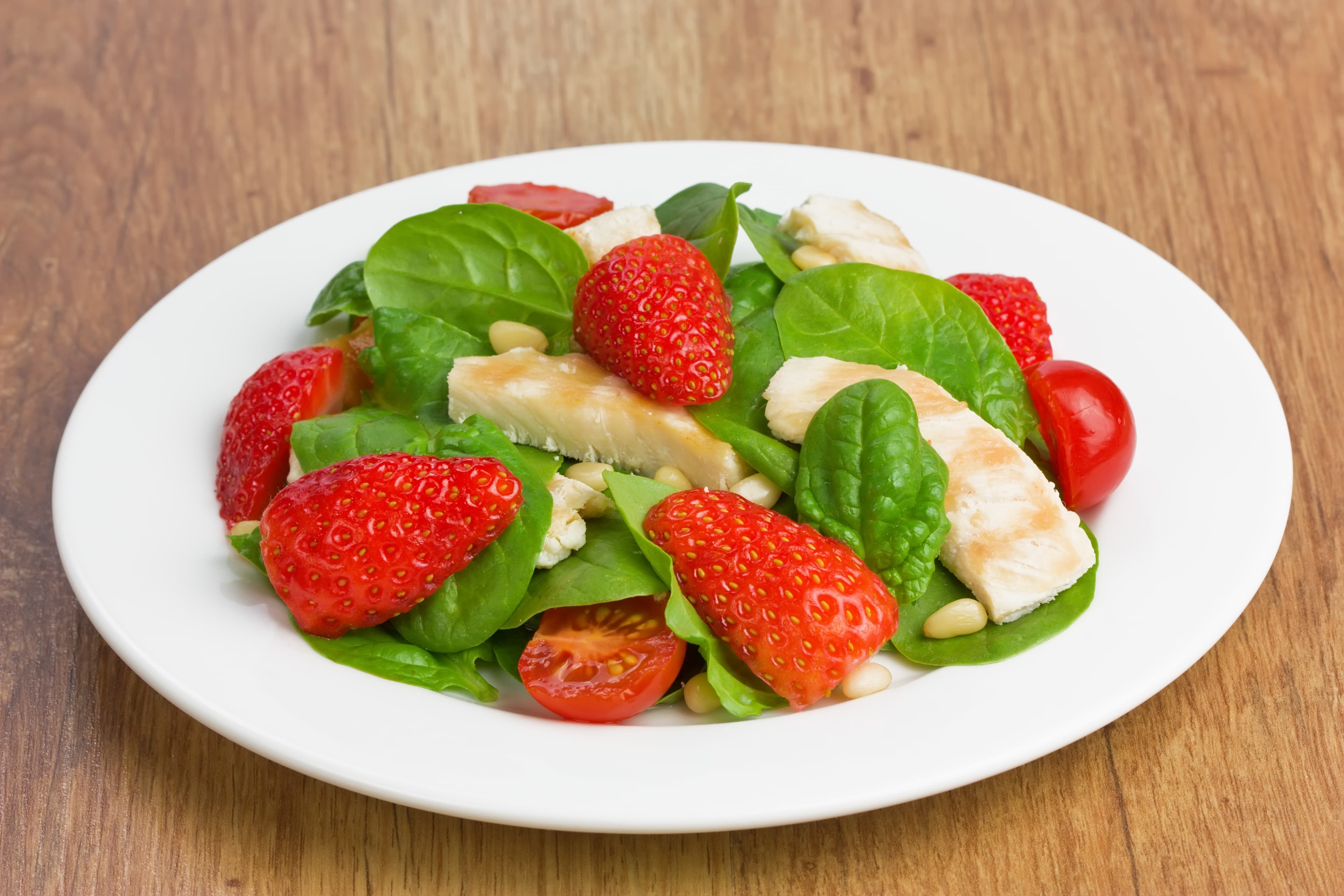 Ensalada de pollo con fresas