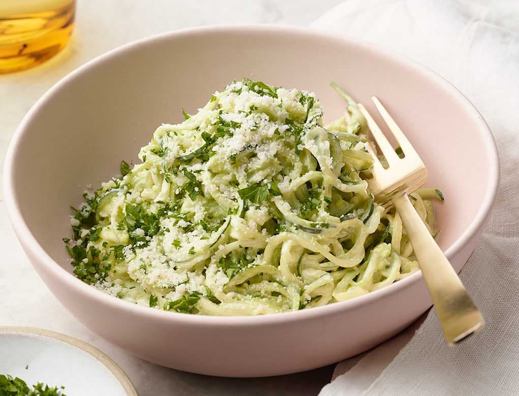 Alfredo de Aguacate con Fideos de Calabacín
