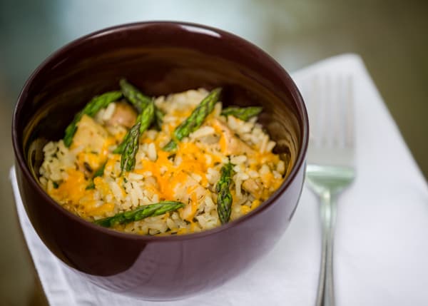 Arroz con pollo y cheddar con espárragos