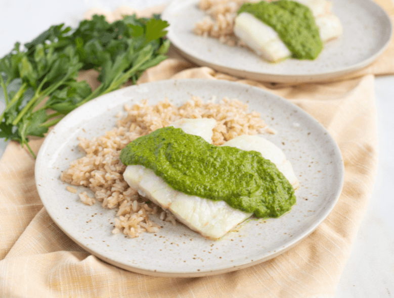 Bacalao al horno con chimichurri de perejil y cilantro
