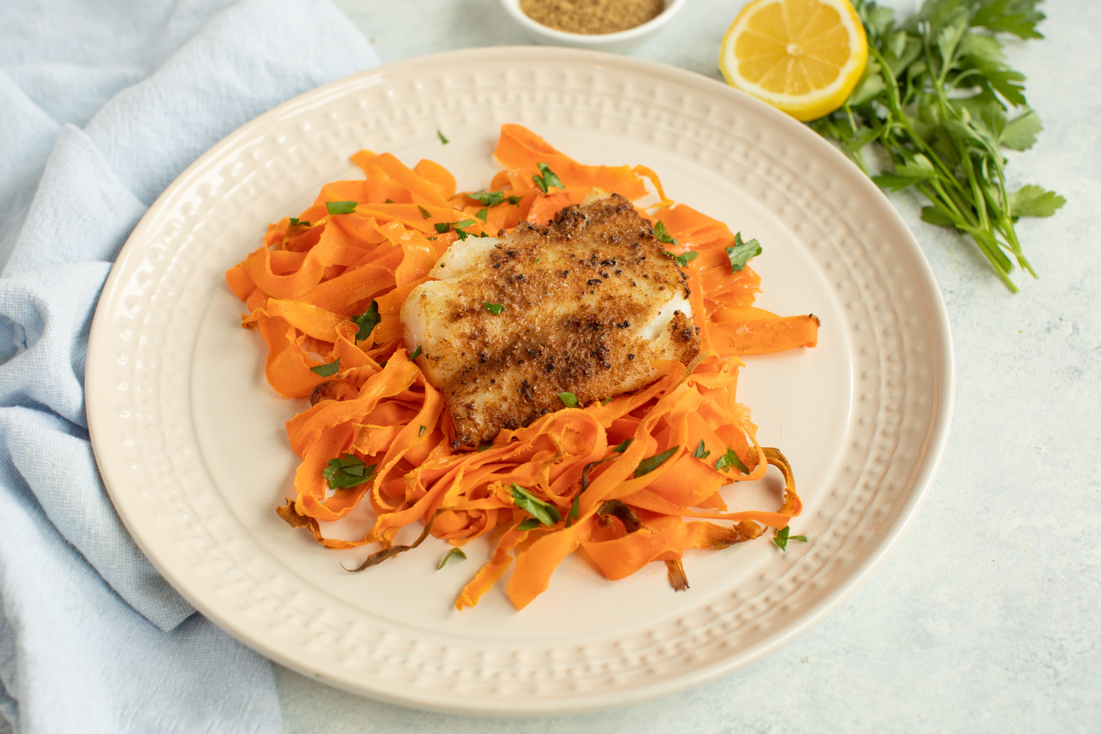 Bacalao con especias marroquíes y cintas de zanahoria