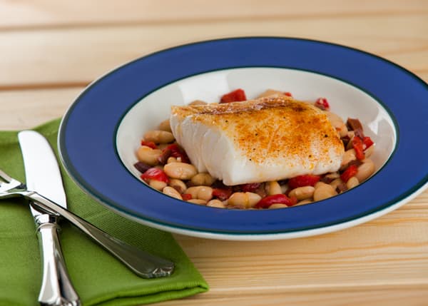 Bacalao con pimientos asados y frijoles blancos