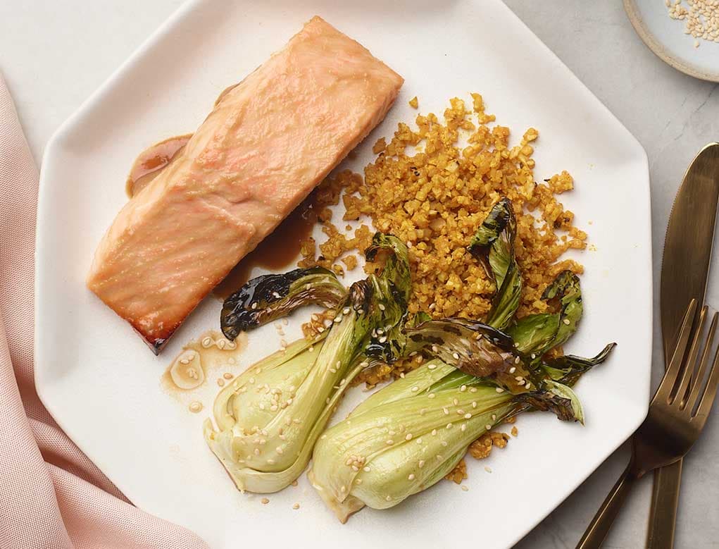 Bandeja de Salmón con Miso y Bok Choy (Repollo chino) con Sésamo