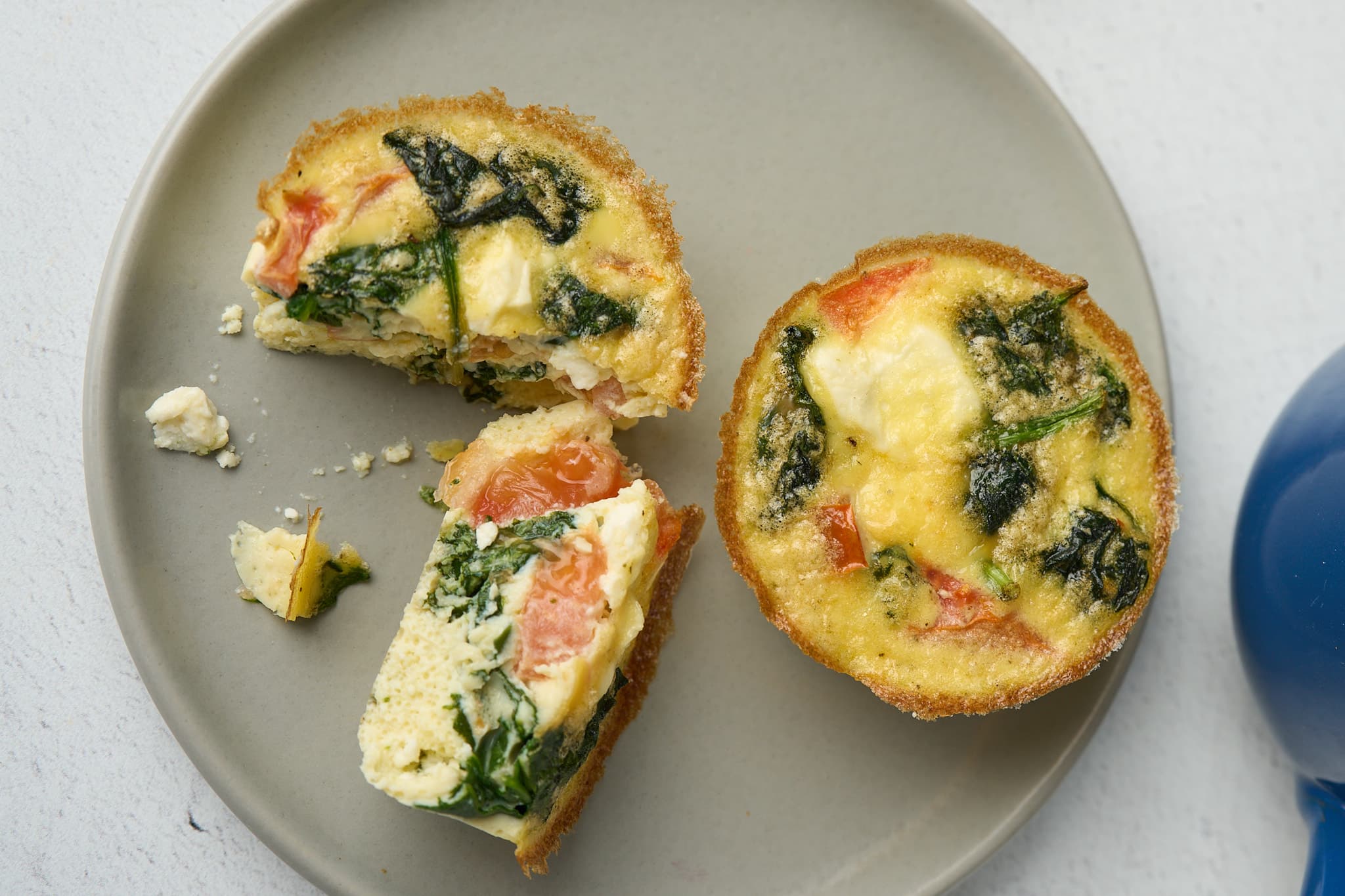 Bocados de huevo con espinacas y queso feta mediterráneos