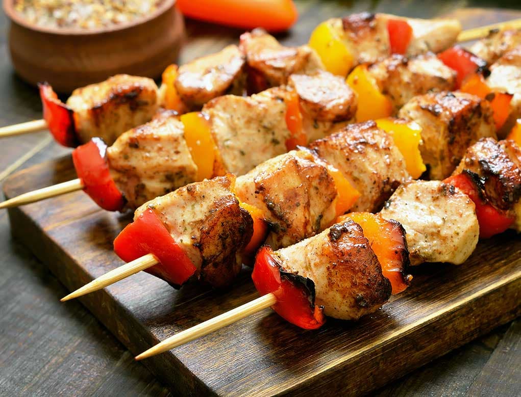 Brochetas César de Pollo a la Parrilla