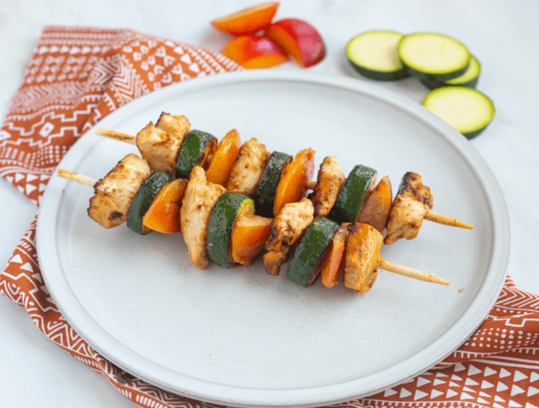 Brochetas de pollo a la parrilla con melocotones y calabacín