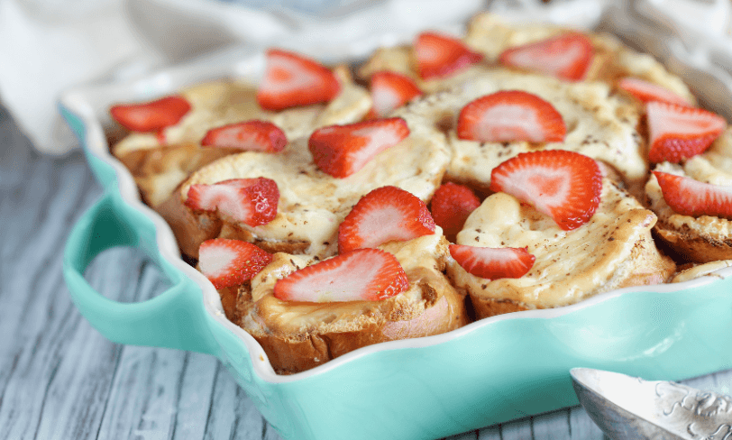 Cazuela de tostadas francesas con queso crema y fresas