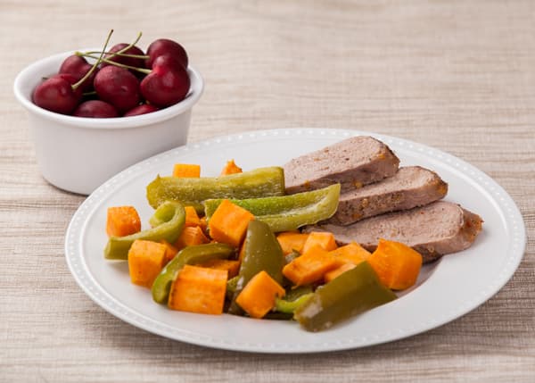 Cerdo con Glaseado picante de Albaricoque con Batatas y Pimientos