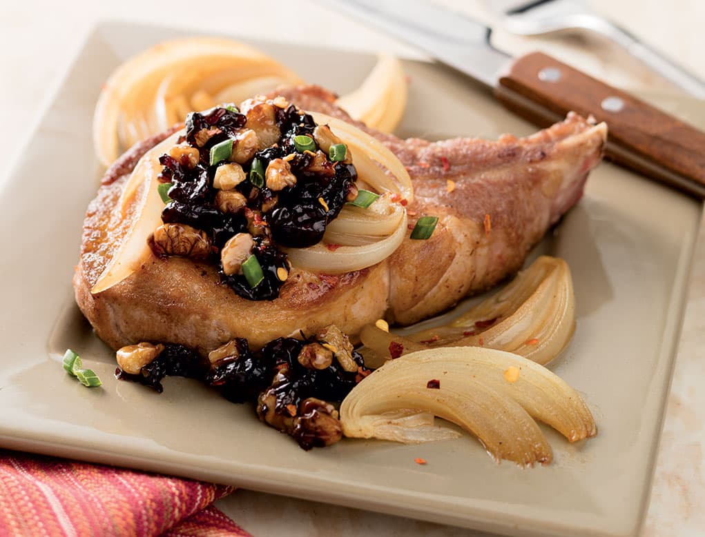 Chuletas de Cerdo a las Brasas con Chutney de Arándanos y Nueces