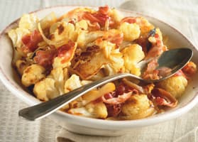 Coliflor con panceta y cebolla