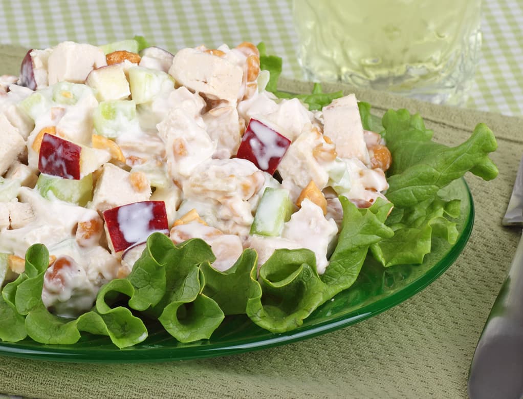 Ensalada cremosa de pollo y manzana