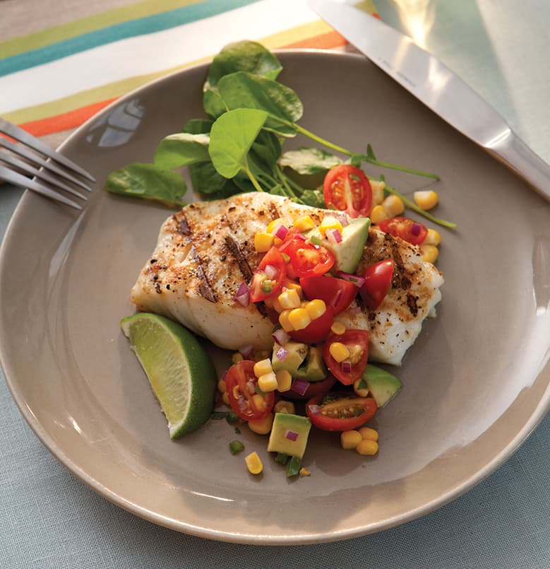 Ensalada de bacalao con salsa de maíz y aguacate