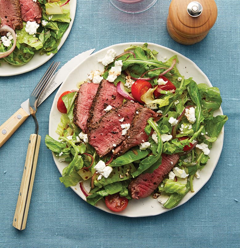 Ensalada de bistec a la pimienta romana