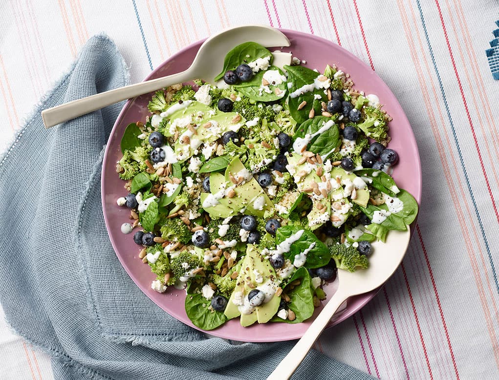 Ensalada de brócoli y espinacas con arándanos y aderezo de suero de leche