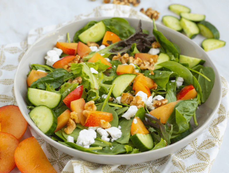 Ensalada de ciruelas con queso de cabra y nueces