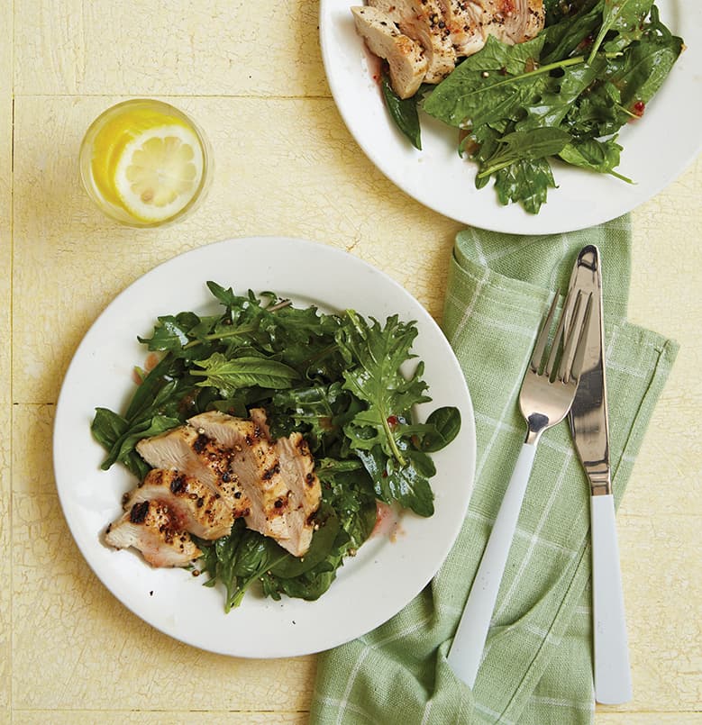 Ensalada de col de pollo con aderezo de jengibre fresco