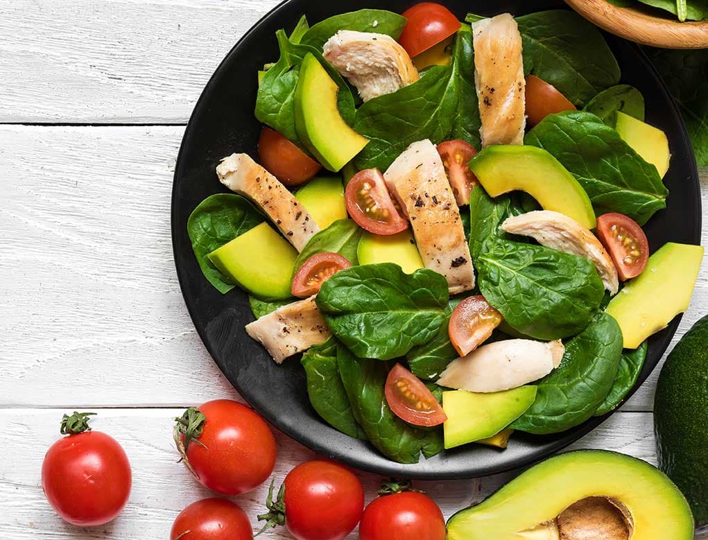 Ensalada de Espinaca con Pollo y Aguacate