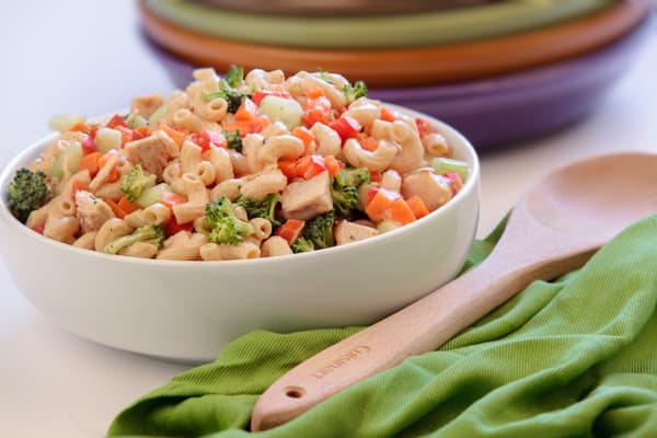 Ensalada de pasta con verduras y pollo