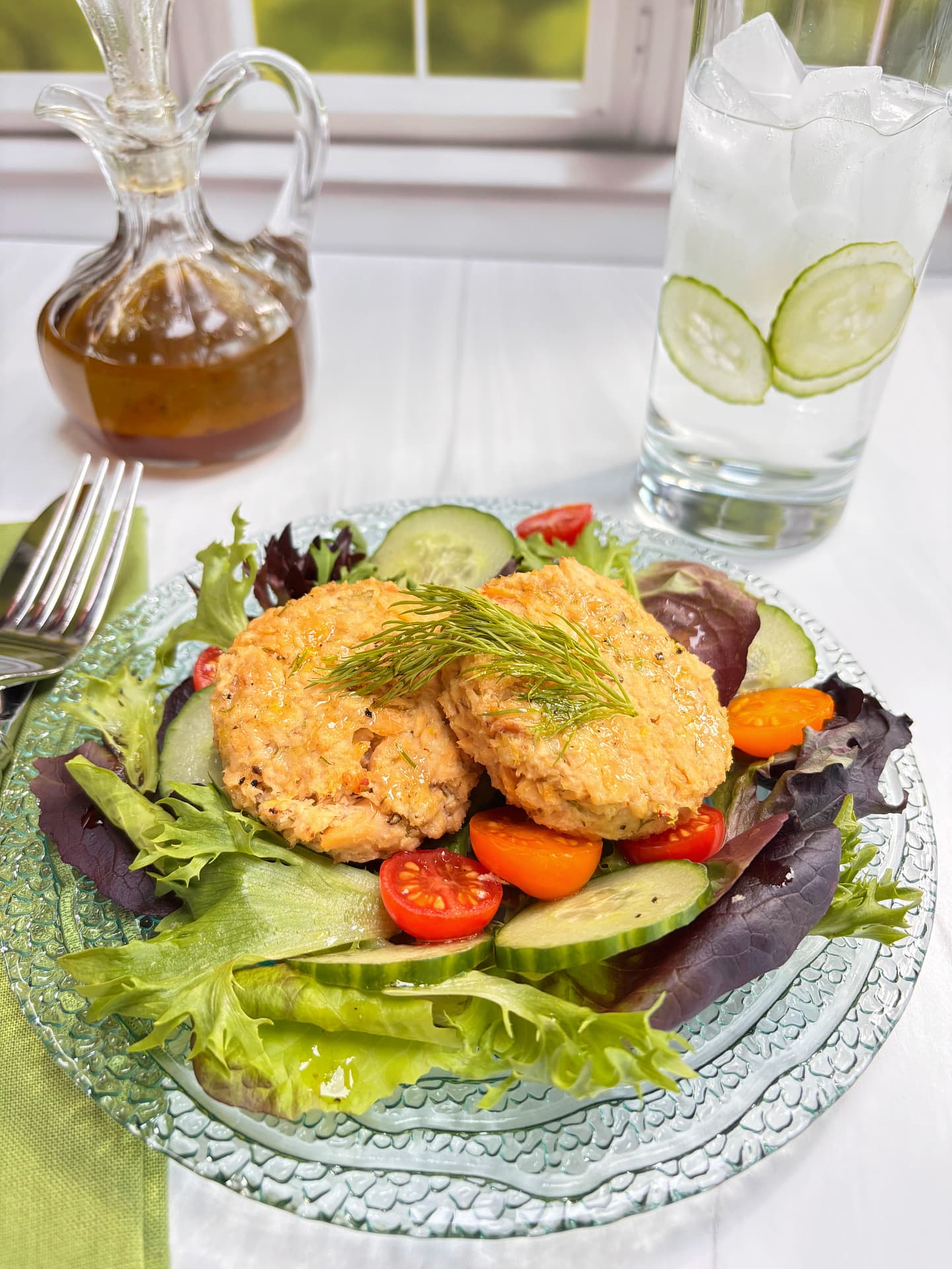 Ensalada de pastel de salmón con limón y eneldo