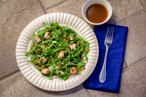 Ensalada de pollo asado y rúcula