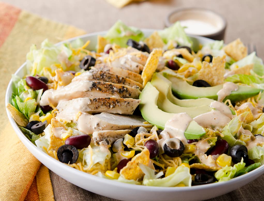 Ensalada de pollo con frijoles negros picados