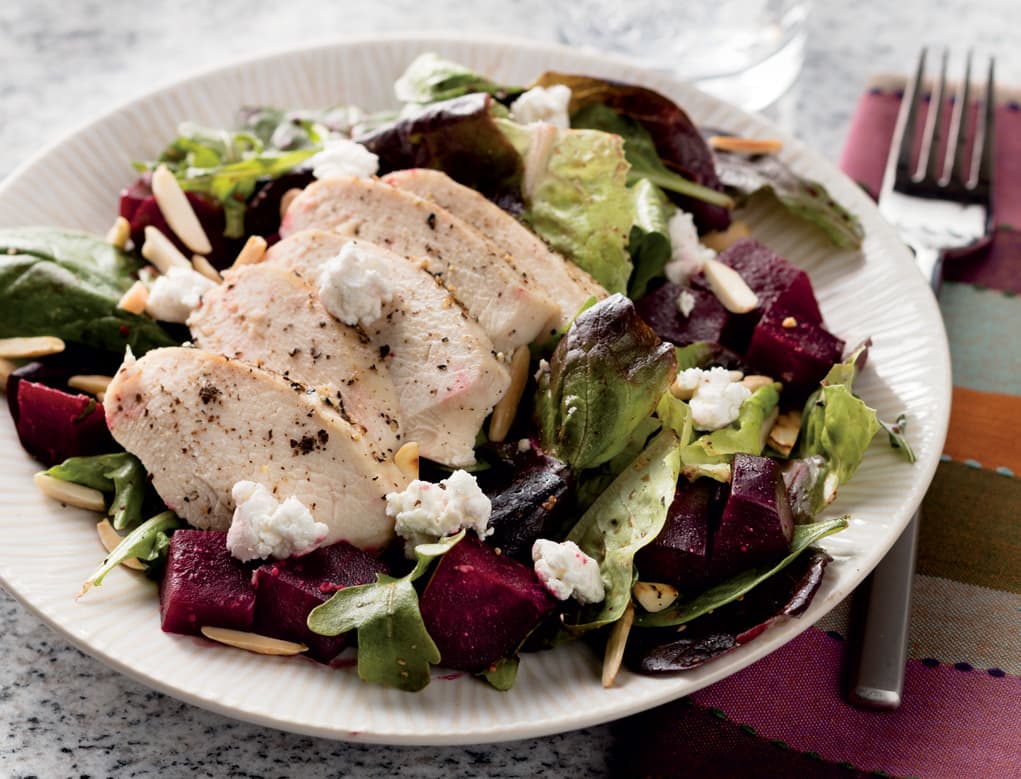 Ensalada de remolacha y pollo asado con queso de cabra