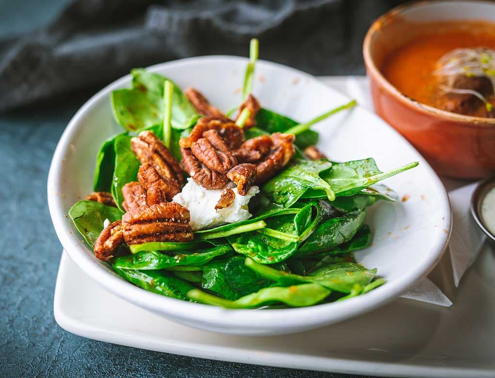 Ensalada de verduras con pacanas picantes