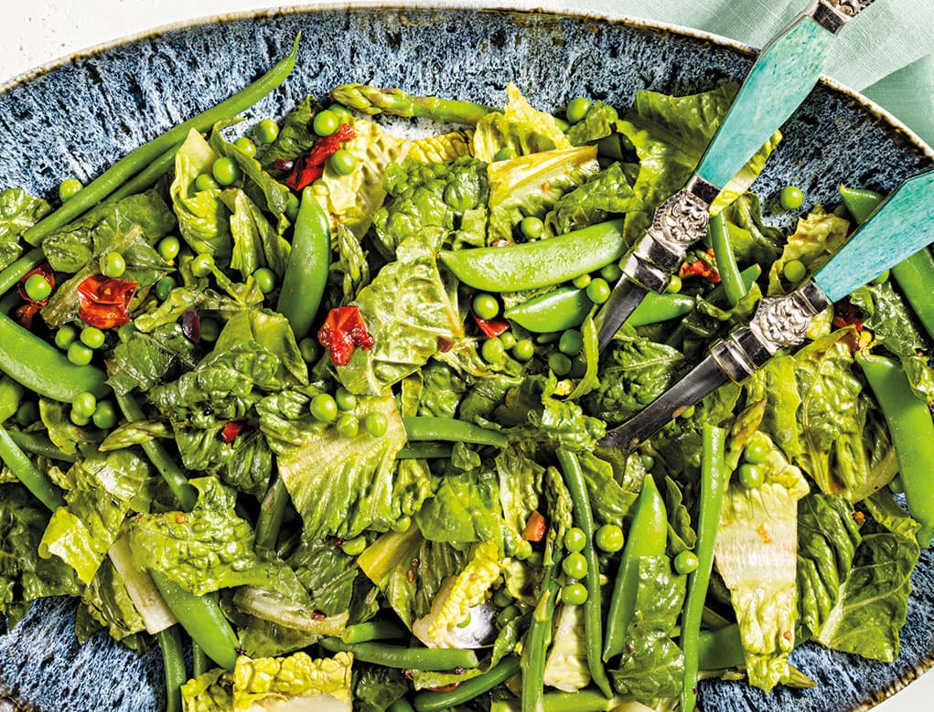 Ensalada de verduras de primavera con vinagreta de tomate