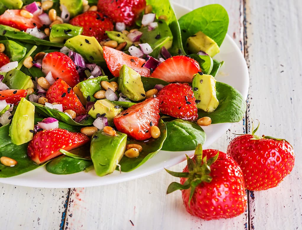 Ensalada deliciosa de Aguacate y Fresas con Piñones tostados
