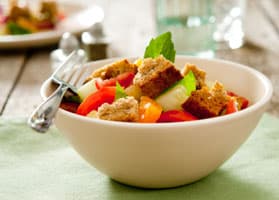 Ensalada italiana clásica de panzanella