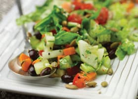 Ensalada picada con aderezo de lima y cilantro
