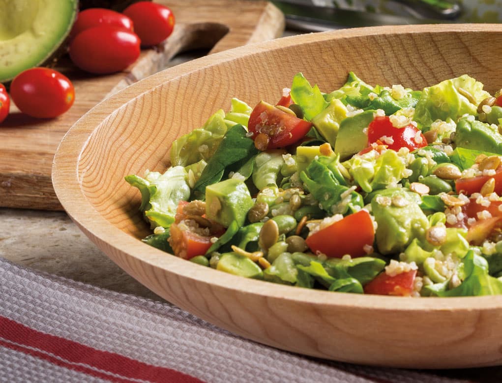Ensalada saludable bañada por el sol