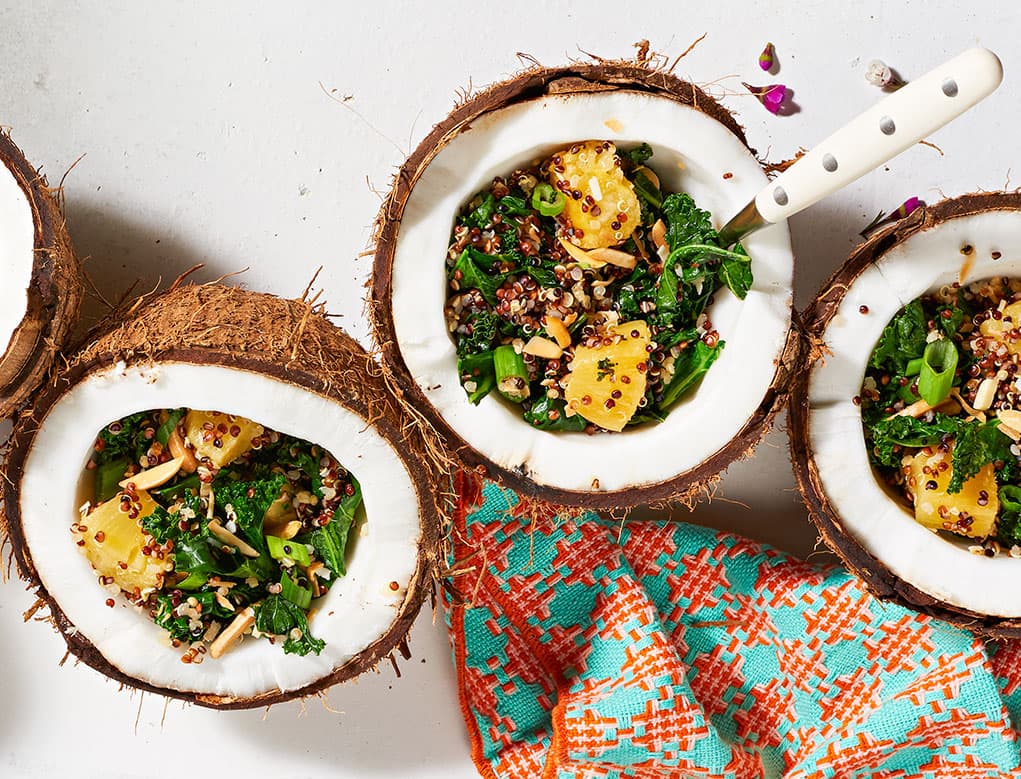Ensalada tropical de quinoa y col rizada