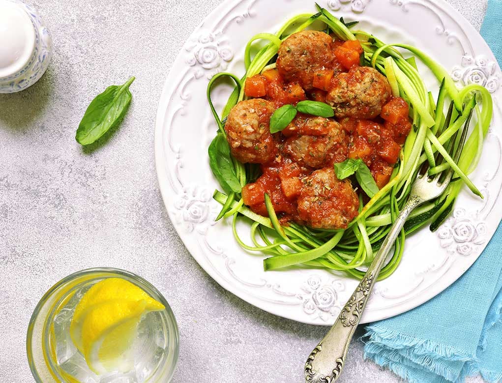 Fideos de calabacín con albóndigas de pavo