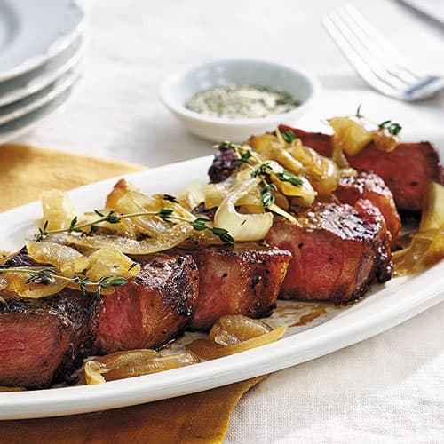 Filete en tiras con cebollas maceradas