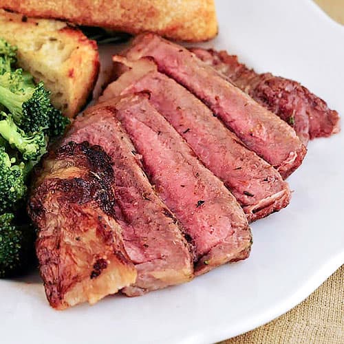 Filete en tiras frotado con especias picantes y manzanas con canela