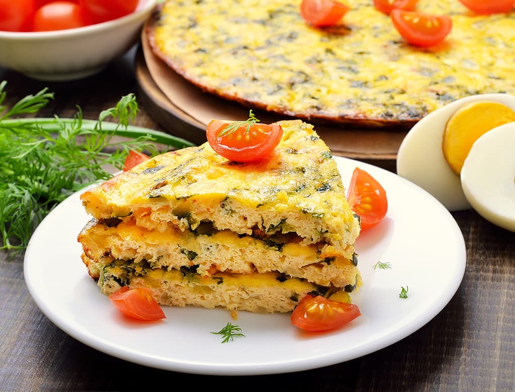 Frittata rápida de salchicha y albahaca fresca