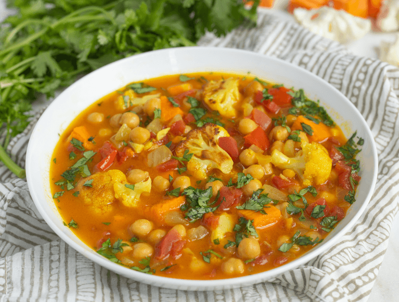 Guiso de garbanzos al curry con verduras asadas