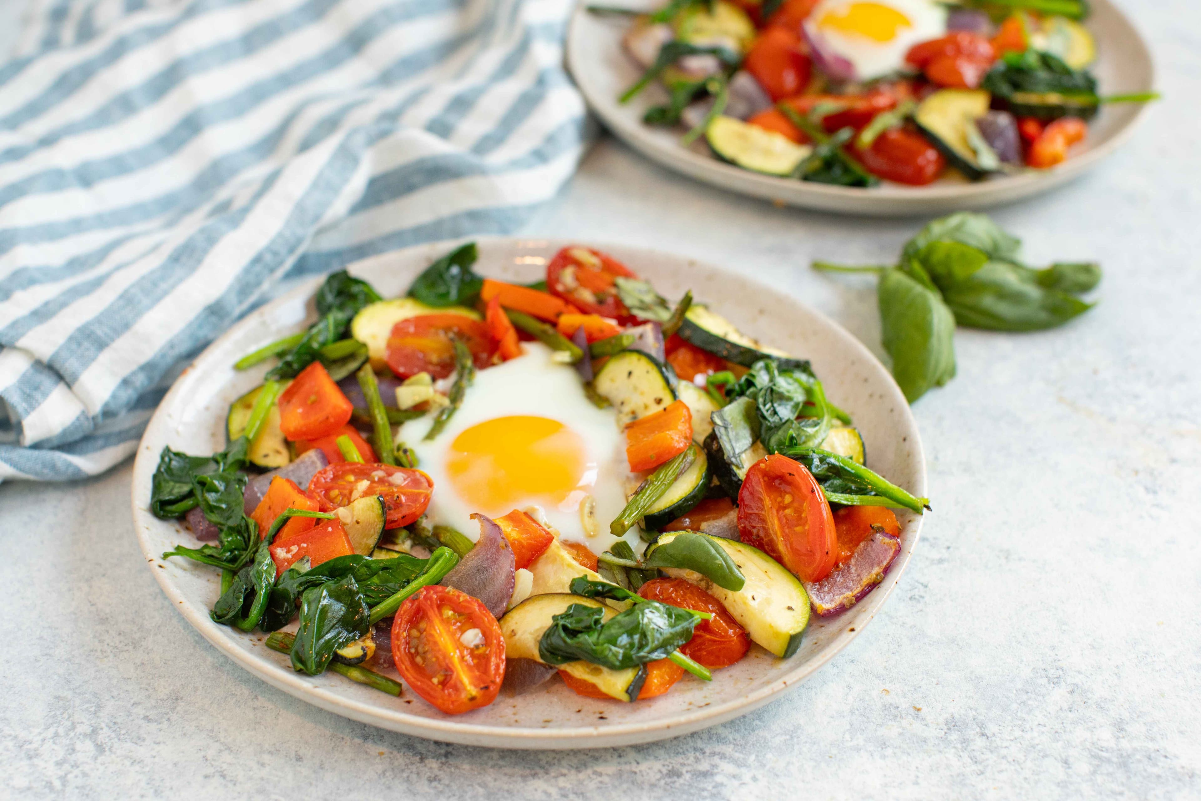 Huevos al horno con verduras de primavera asadas