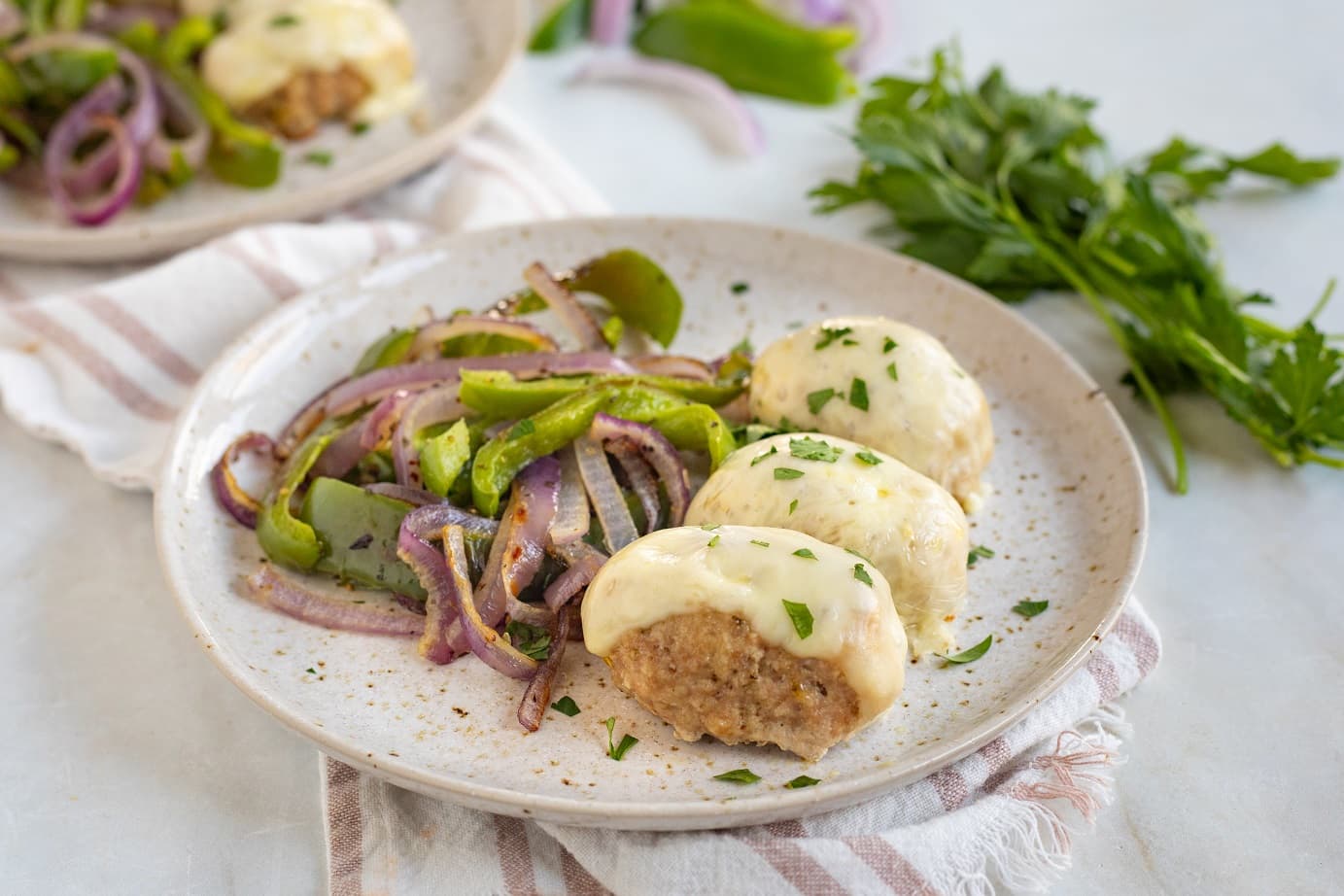 Mini pastelitos de carne con queso, pimientos morrones y cebollas en una sola sartén