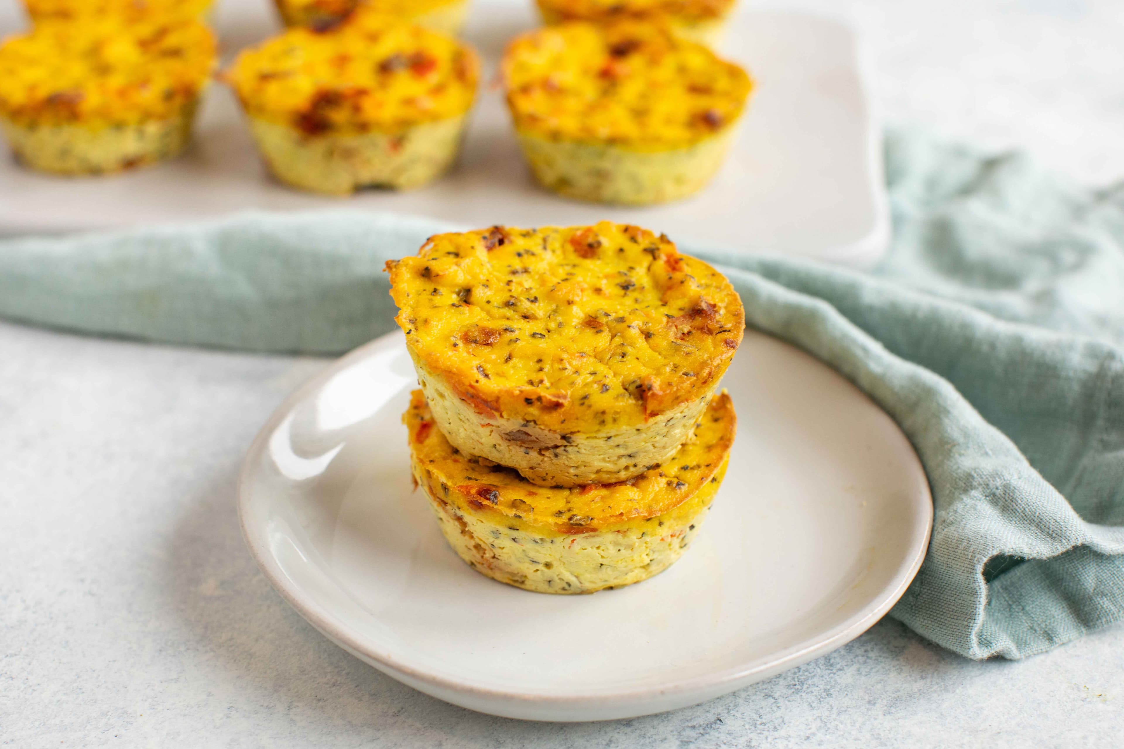 Muffins de tofu con tomate seco y albahaca