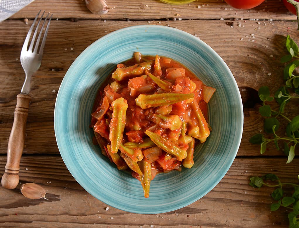 Okra al horno con tomate y cebolla dulce