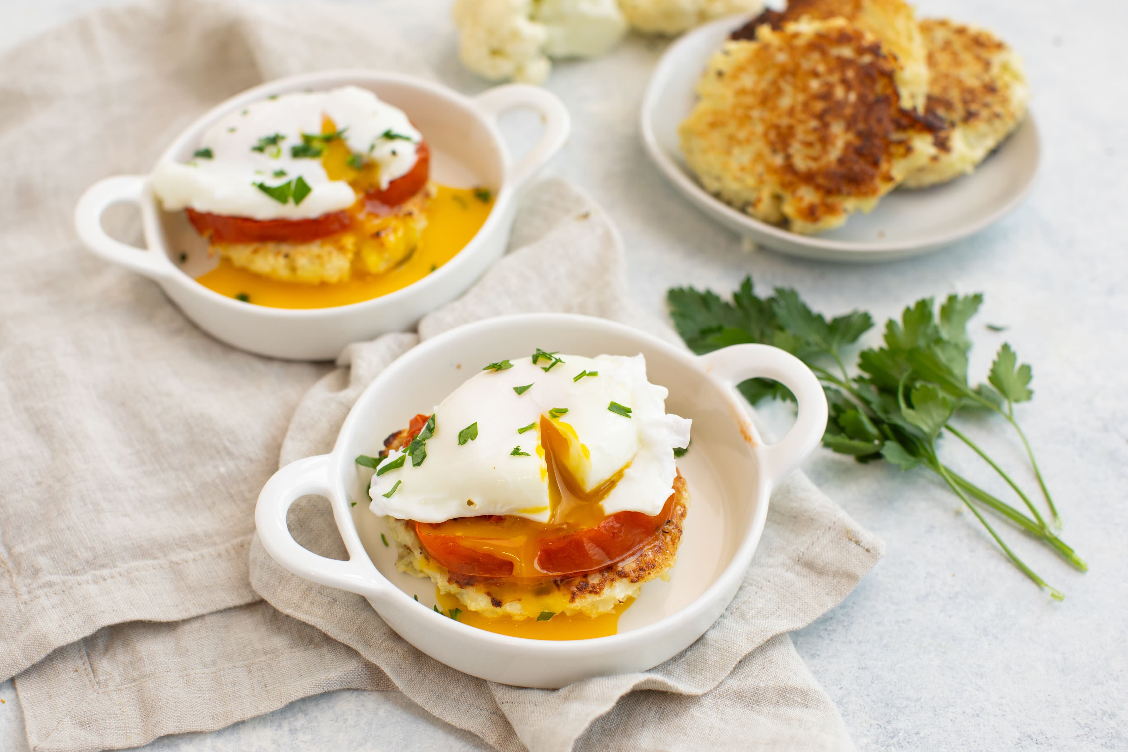 Papas hash brown de coliflor con tomate asado y huevo