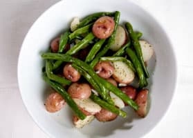 Papas rojas rústicas y frijoles verdes