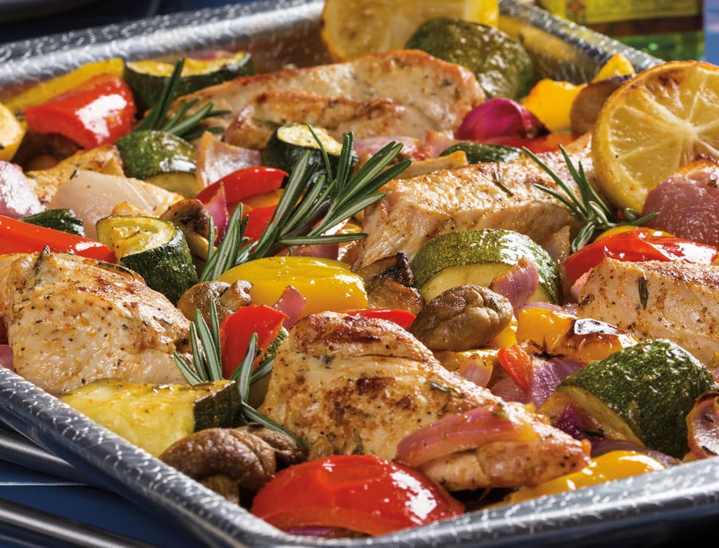 Pavo asado en la sartén con verduras