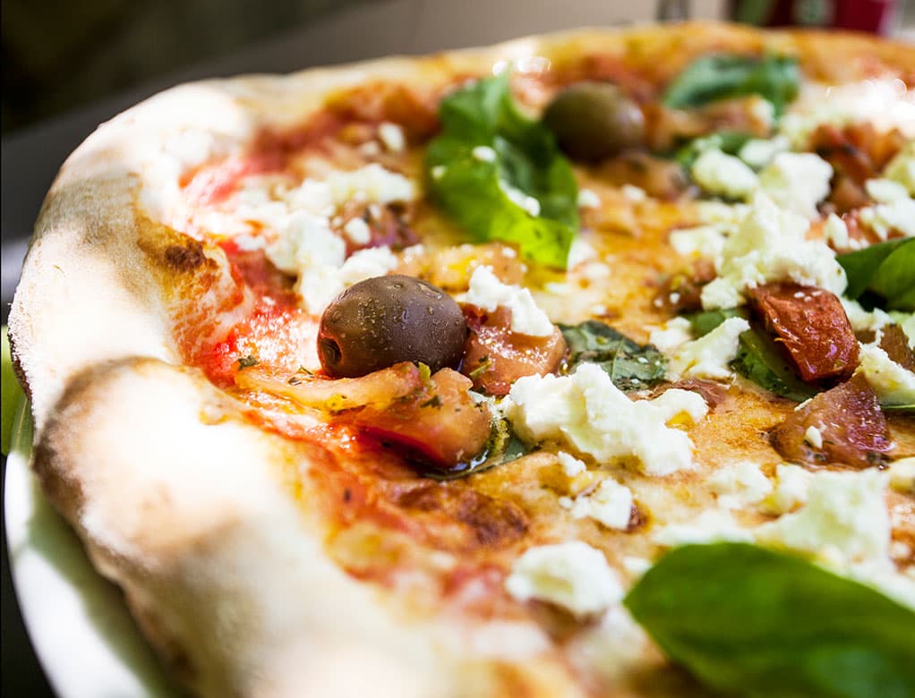 Pizza con ensalada griega