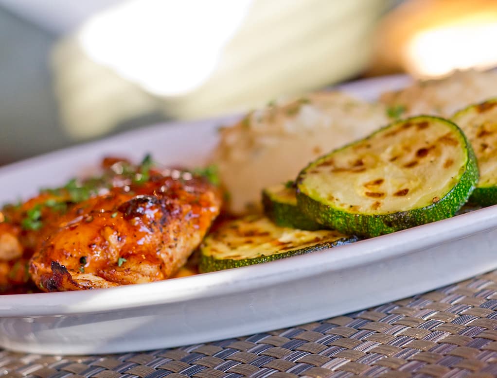 Pollo a la Parrilla Marinado con Calabacín