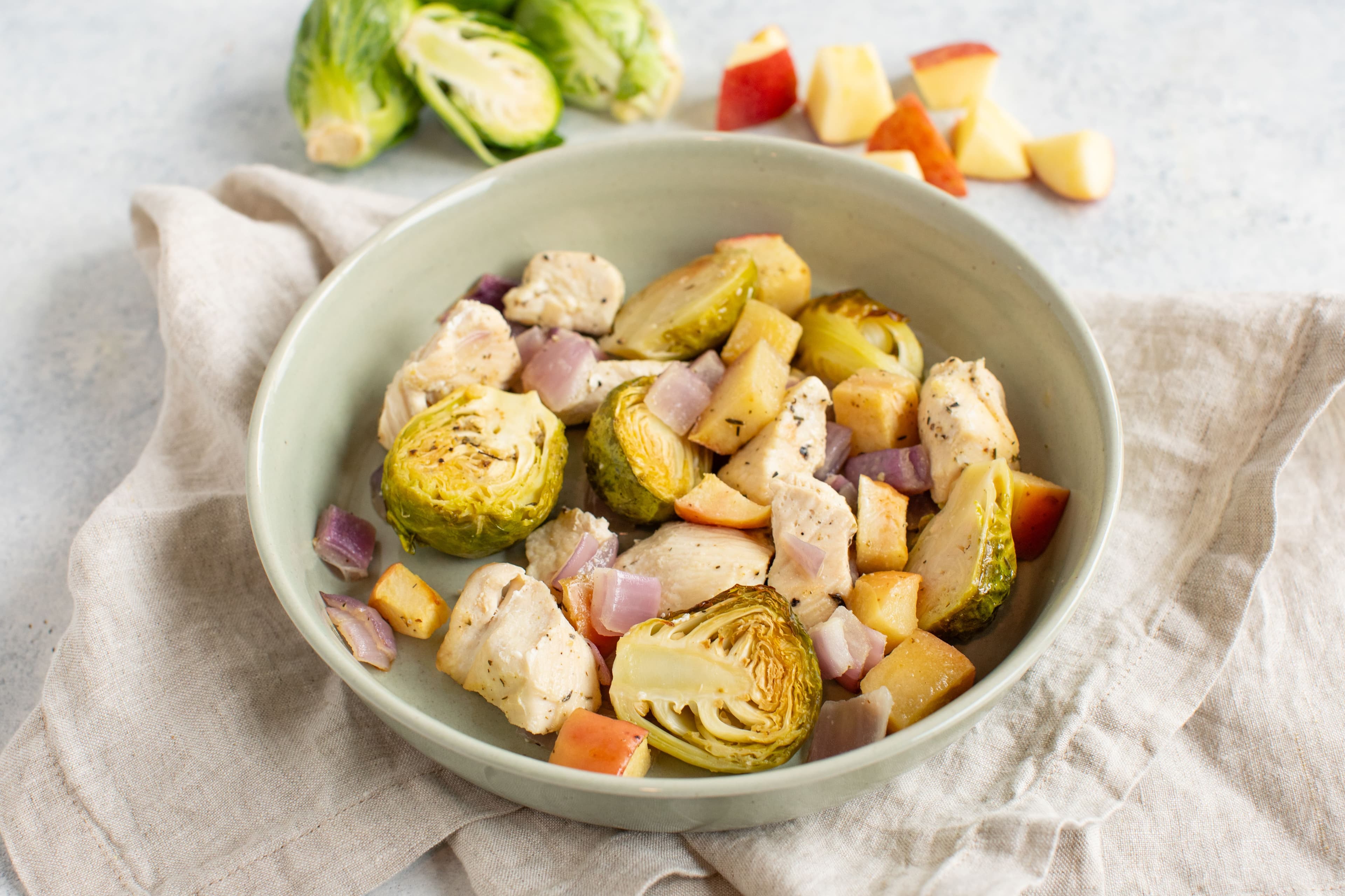 Pollo al horno con coles de Bruselas y manzana